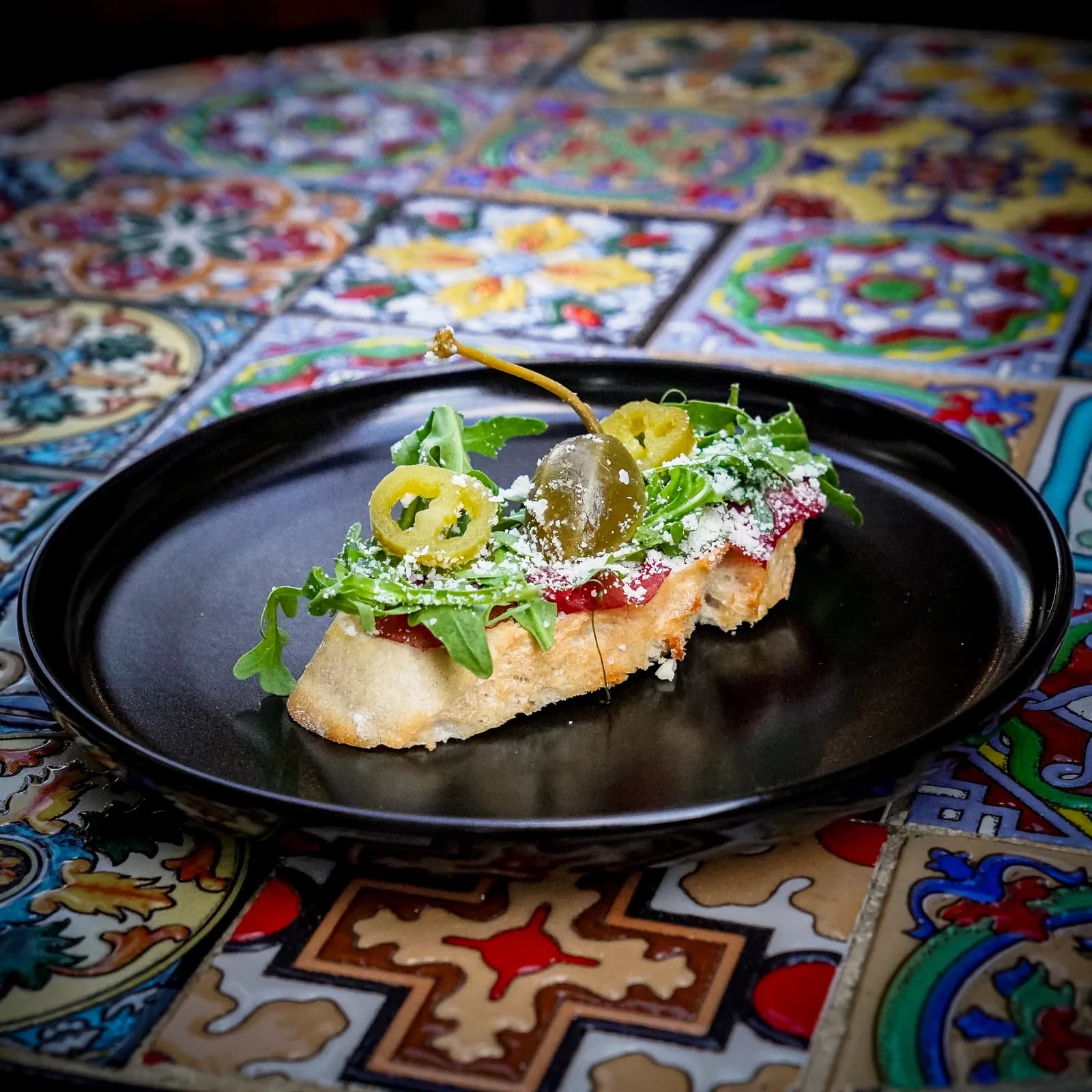 Hovězí carpaccio, jalapeños, rukola